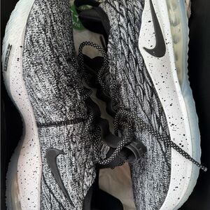 NIKE LeBron XV Low